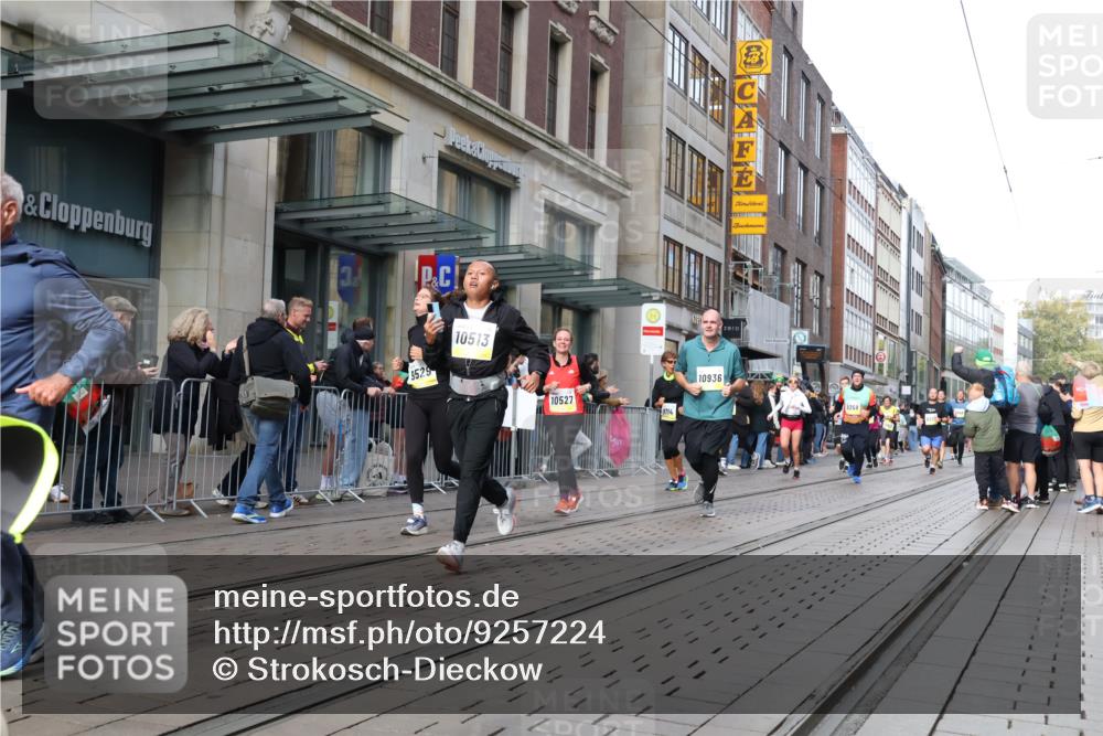 05.10.2025 - 20. swb-Marathon Bremen Strokosch-Dieckow http://msf.ph/oto/9257224 05.10.2025 10:58:17 Ziel 7163, 8585, 9346, 9359, 9370, 9430, 9433, 9472, 9529, 9540, 9622, 9714, 9766, 9820, 9913, 10049, 10055, 10261, 10263, 10285, 10408, 10513, 10527, 10561, 10591, 10679, 10871, 10936, 10988, 11078, 11181, 11290, 11291, 11591, 11651, 11700, 7163, 8585, 9346, 9359, 9370, 9430, 9433, 9472, 9529, 9540, 9622, 9714, 9766, 9820, 9913, 10049, 10055, 10261, 10263, 10285, 10408, 10513, 10527, 10561, 10591, 10679, 11290, 11651 meine-sportfotos.de
