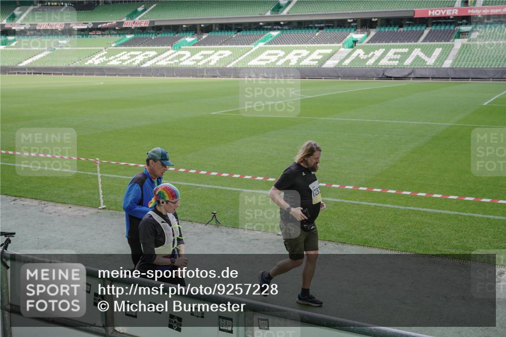 05.10.2025 - 20. swb-Marathon Bremen Michael Burmester http://msf.ph/oto/9257228 05.10.2025 10:44:51 Laufen im Stadion 7007, 7109, 7110, 8476, 8844, 9012, 9242, 9264, 9303, 9342, 9441, 9479, 9567, 9572, 9631, 9667, 9756, 9767, 9768, 9899, 9948, 9970, 10114, 10115, 10190, 10273, 10282, 10292, 10339, 10340, 10355, 10364, 10379, 10622, 10647, 10665, 10671, 10752, 10808, 10842, 10846, 10957, 10984, 11060, 11072, 11085, 11117, 11118, 11139, 11252, 11264, 11293, 11318, 11367, 11375, 11378, 11385, 11407, 11448, 11544, 11557, 11560, 11568, 11635, 9011, 9373, 9374, 9386, 9453, 9470, 11318 meine-sportfotos.de