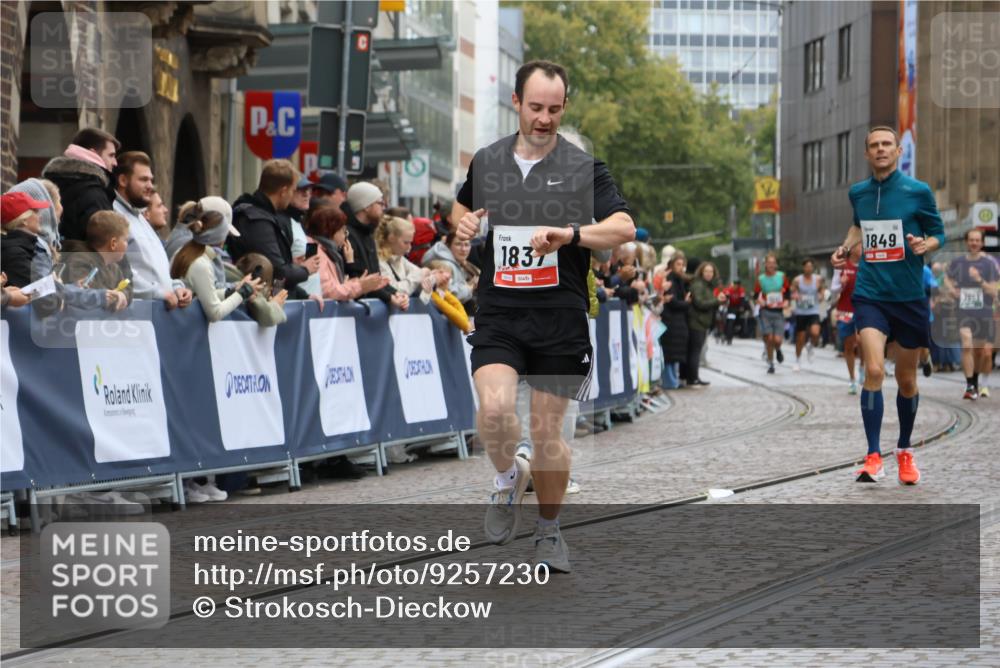 05.10.2025 - 20. swb-Marathon Bremen Strokosch-Dieckow http://msf.ph/oto/9257230 05.10.2025 12:54:50 Ziel 298, 1837, 1849, 7551, 7999 meine-sportfotos.de