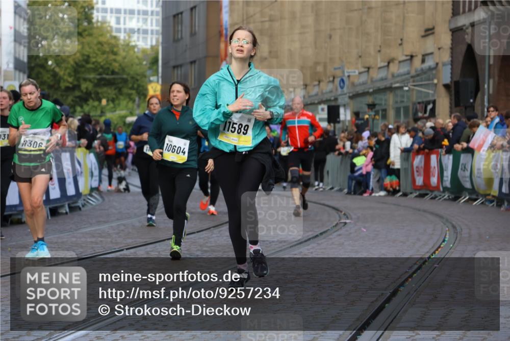05.10.2025 - 20. swb-Marathon Bremen Strokosch-Dieckow http://msf.ph/oto/9257234 05.10.2025 11:03:42 Ziel 9315, 10238, 10297, 10478, 10603, 10604, 10711, 10713, 11306, 11589 meine-sportfotos.de