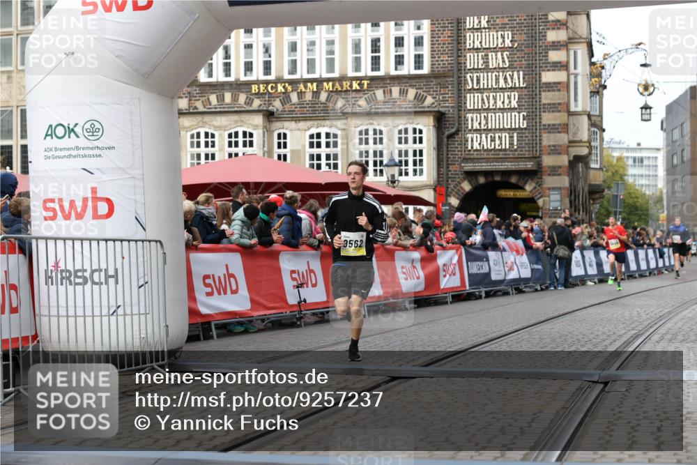 05.10.2025 - 20. swb-Marathon Bremen Yannick Fuchs http://msf.ph/oto/9257237 05.10.2025 10:47:11 Ziel 9413, 9562, 10452, 10509, 10789 meine-sportfotos.de