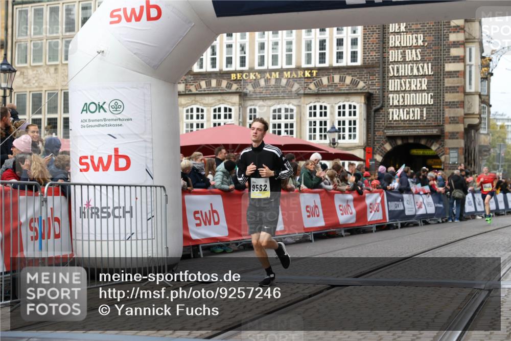 05.10.2025 - 20. swb-Marathon Bremen Yannick Fuchs http://msf.ph/oto/9257246 05.10.2025 10:47:12 Ziel 9413, 9562, 10452, 10509, 10789 meine-sportfotos.de