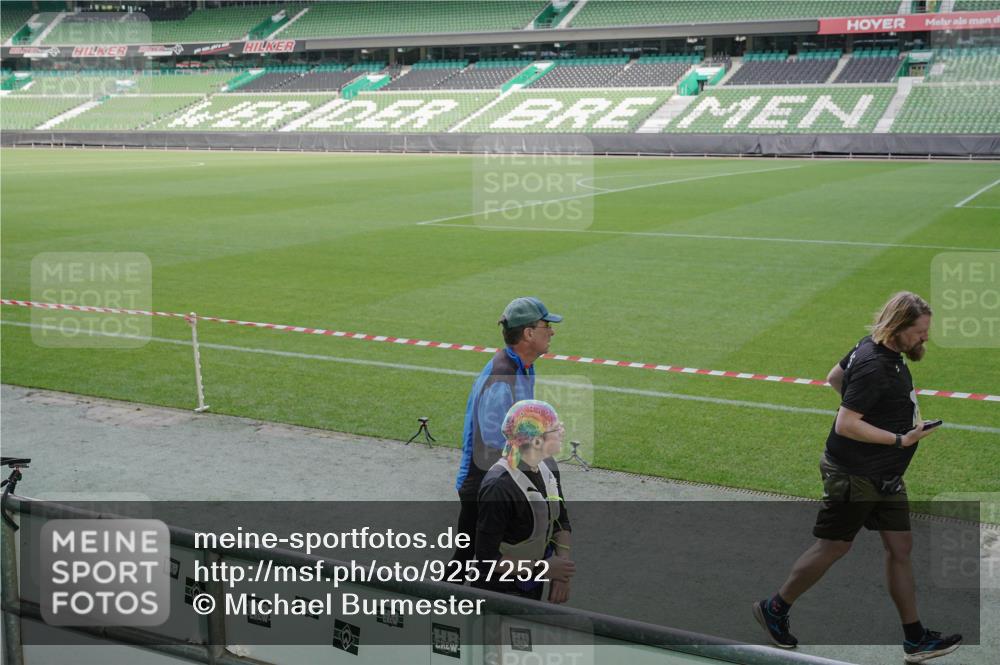 05.10.2025 - 20. swb-Marathon Bremen Michael Burmester http://msf.ph/oto/9257252 05.10.2025 10:44:51 Laufen im Stadion 7007, 7109, 7110, 8476, 8844, 9012, 9242, 9264, 9303, 9342, 9441, 9479, 9567, 9572, 9631, 9667, 9756, 9767, 9768, 9899, 9948, 9970, 10114, 10115, 10190, 10273, 10282, 10292, 10339, 10340, 10355, 10364, 10379, 10622, 10647, 10665, 10671, 10752, 10808, 10842, 10846, 10957, 10984, 11060, 11072, 11085, 11117, 11118, 11139, 11252, 11264, 11293, 11318, 11367, 11375, 11378, 11385, 11407, 11448, 11544, 11557, 11560, 11568, 11635, 9011, 9373, 9374, 9386, 9453, 9470, 11318 meine-sportfotos.de