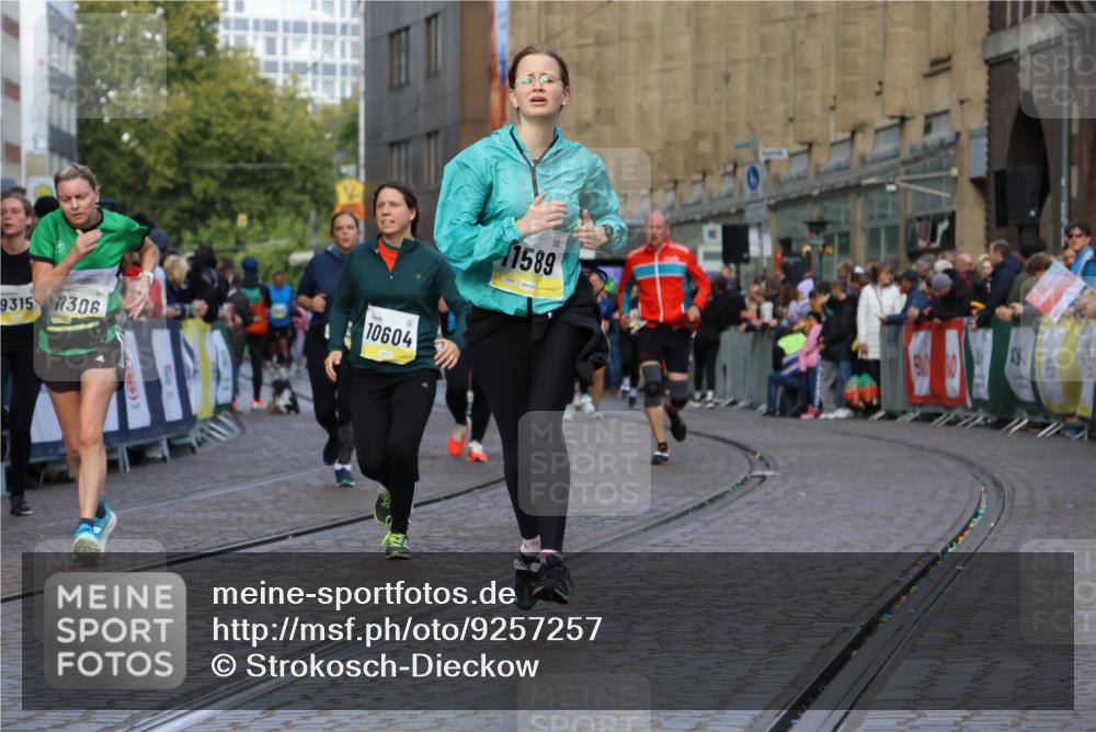 05.10.2025 - 20. swb-Marathon Bremen Strokosch-Dieckow http://msf.ph/oto/9257257 05.10.2025 11:03:42 Ziel 9315, 10238, 10297, 10478, 10603, 10604, 10711, 10713, 11306, 11589 meine-sportfotos.de