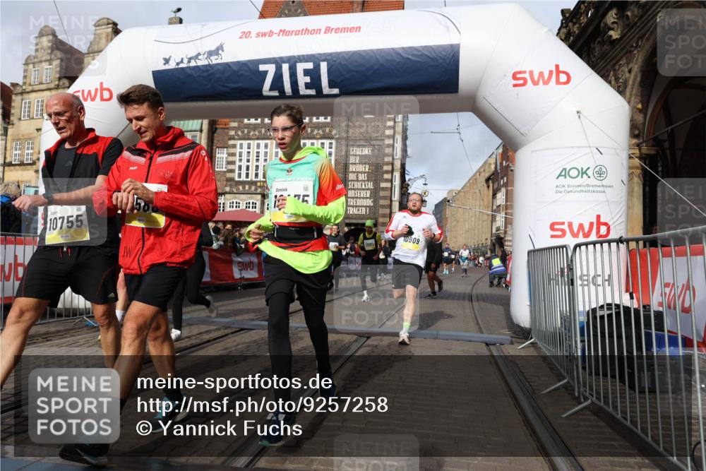 05.10.2025 - 20. swb-Marathon Bremen Yannick Fuchs http://msf.ph/oto/9257258 05.10.2025 10:55:47 Ziel 7165, 9195, 9197, 9492, 9720, 10088, 10107, 10195, 10262, 10475, 10755, 10757, 10909, 11081, 11586, 11588 meine-sportfotos.de