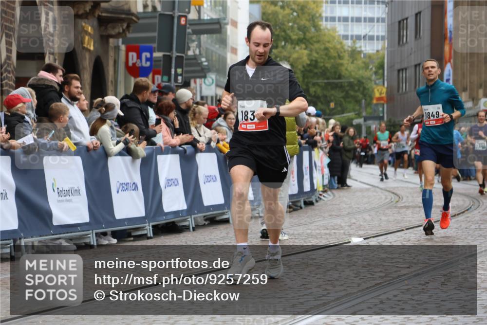 05.10.2025 - 20. swb-Marathon Bremen Strokosch-Dieckow http://msf.ph/oto/9257259 05.10.2025 12:54:50 Ziel 298, 1837, 1849, 7551, 7999 meine-sportfotos.de