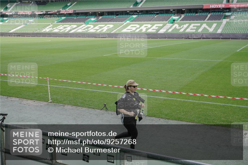 05.10.2025 - 20. swb-Marathon Bremen Michael Burmester http://msf.ph/oto/9257268 05.10.2025 10:44:55 Laufen im Stadion 7007, 7109, 7110, 8476, 8844, 9012, 9242, 9264, 9303, 9342, 9441, 9479, 9567, 9572, 9631, 9667, 9756, 9767, 9768, 9899, 9948, 9970, 10114, 10115, 10190, 10273, 10282, 10292, 10339, 10340, 10364, 10379, 10622, 10647, 10665, 10671, 10752, 10808, 10842, 10846, 10957, 10984, 11060, 11072, 11085, 11117, 11118, 11139, 11252, 11264, 11293, 11367, 11375, 11378, 11385, 11407, 11448, 11544, 11557, 11568, 11635, 9011, 9373, 9374, 9386, 9453, 10355, 10364, 11318, 11560 meine-sportfotos.de
