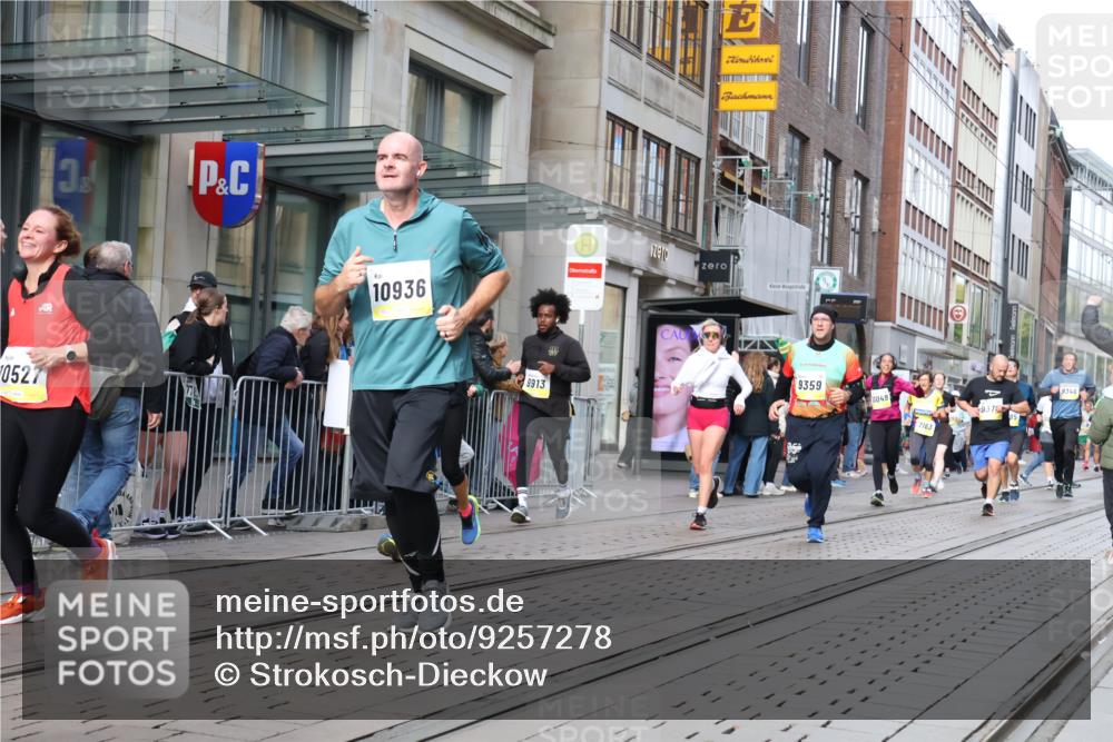 05.10.2025 - 20. swb-Marathon Bremen Strokosch-Dieckow http://msf.ph/oto/9257278 05.10.2025 10:58:18 Ziel 7163, 8585, 9346, 9359, 9370, 9430, 9433, 9472, 9529, 9540, 9622, 9714, 9766, 9820, 9913, 10049, 10055, 10261, 10263, 10285, 10408, 10513, 10527, 10561, 10591, 10679, 10871, 10936, 10988, 11078, 11181, 11290, 11291, 11591, 11651, 11700, 7163, 8585, 9346, 9359, 9370, 9430, 9433, 9472, 9529, 9540, 9622, 9714, 9766, 9820, 9913, 10049, 10055, 10261, 10263, 10285, 10408, 10513, 10527, 10561, 10591, 10679, 11290, 11651 meine-sportfotos.de