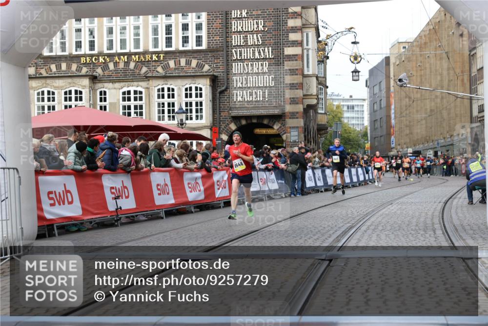 05.10.2025 - 20. swb-Marathon Bremen Yannick Fuchs http://msf.ph/oto/9257279 05.10.2025 10:47:14 Ziel 9546, 9562 meine-sportfotos.de