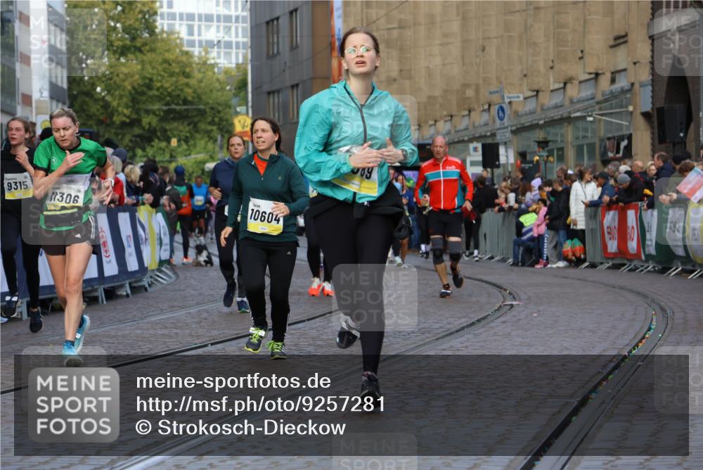 05.10.2025 - 20. swb-Marathon Bremen Strokosch-Dieckow http://msf.ph/oto/9257281 05.10.2025 11:03:42 Ziel 9315, 10238, 10297, 10478, 10603, 10604, 10711, 10713, 11306, 11589 meine-sportfotos.de