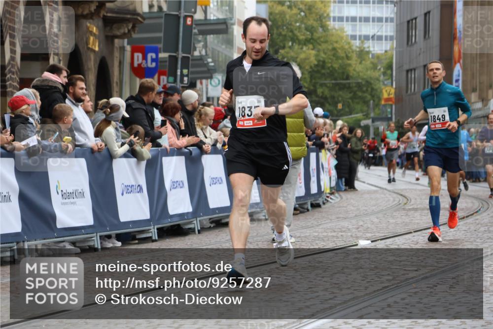 05.10.2025 - 20. swb-Marathon Bremen Strokosch-Dieckow http://msf.ph/oto/9257287 05.10.2025 12:54:50 Ziel 298, 1837, 1849, 7551, 7999 meine-sportfotos.de