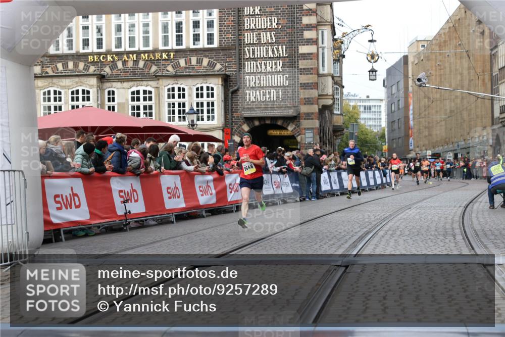 05.10.2025 - 20. swb-Marathon Bremen Yannick Fuchs http://msf.ph/oto/9257289 05.10.2025 10:47:15 Ziel 9546, 9562 meine-sportfotos.de
