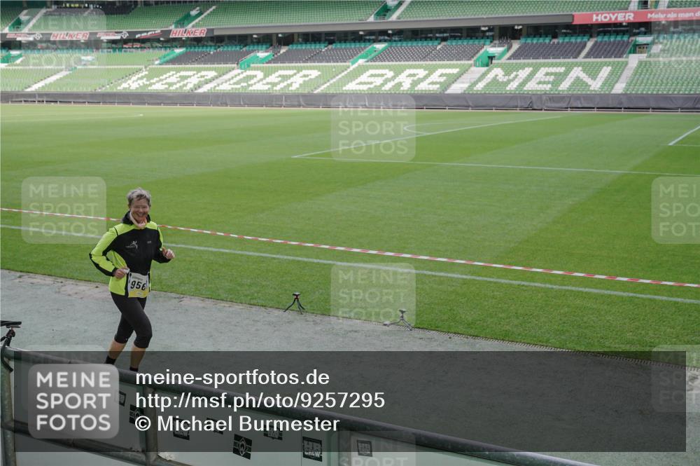 05.10.2025 - 20. swb-Marathon Bremen Michael Burmester http://msf.ph/oto/9257295 05.10.2025 10:44:58 Laufen im Stadion 7007, 7109, 7110, 8476, 8844, 9012, 9242, 9264, 9303, 9342, 9441, 9479, 9567, 9572, 9631, 9667, 9756, 9767, 9768, 9899, 9948, 9970, 10114, 10115, 10190, 10273, 10282, 10292, 10339, 10340, 10379, 10622, 10647, 10665, 10671, 10752, 10808, 10842, 10846, 10957, 10984, 11060, 11072, 11085, 11117, 11118, 11139, 11252, 11264, 11293, 11367, 11375, 11378, 11385, 11407, 11448, 11544, 11557, 11568, 11635, 9373, 9374, 9453, 10355, 10364, 11318, 11560 meine-sportfotos.de