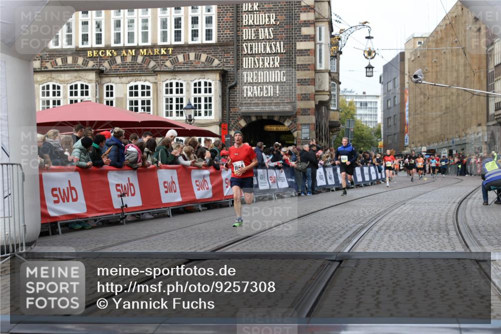 05.10.2025 - 20. swb-Marathon Bremen Yannick Fuchs http://msf.ph/oto/9257308 05.10.2025 10:47:15 Ziel 9546, 9562 meine-sportfotos.de