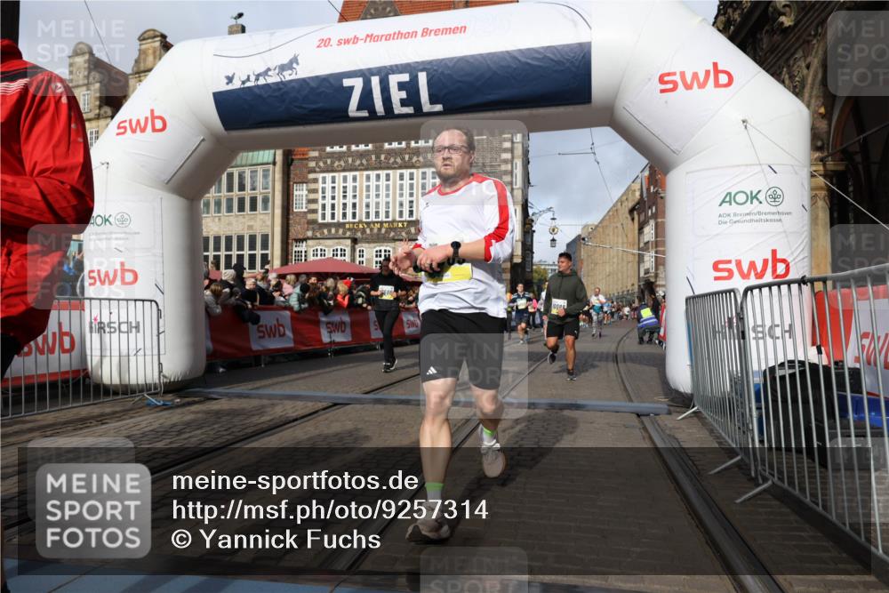 05.10.2025 - 20. swb-Marathon Bremen Yannick Fuchs http://msf.ph/oto/9257314 05.10.2025 10:55:49 Ziel 7165, 9195, 9197, 9492, 9621, 9720, 9882, 10088, 10107, 10195, 10287, 10323, 10475, 10755, 10757, 10800, 10909, 11081, 11586, 11588, 11624 meine-sportfotos.de