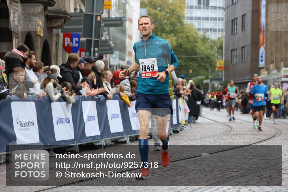 05.10.2025 - 20. swb-Marathon Bremen Strokosch-Dieckow http://msf.ph/oto/9257318 05.10.2025 12:54:52 Ziel 298, 508, 1837, 1849, 7551, 7999 meine-sportfotos.de