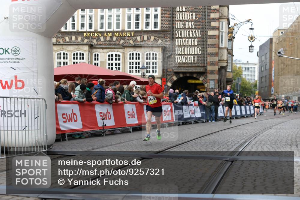 05.10.2025 - 20. swb-Marathon Bremen Yannick Fuchs http://msf.ph/oto/9257321 05.10.2025 10:47:15 Ziel 9546, 9562 meine-sportfotos.de
