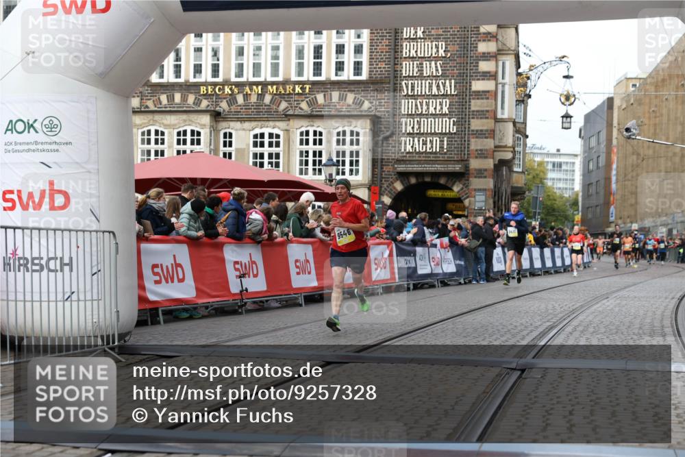 05.10.2025 - 20. swb-Marathon Bremen Yannick Fuchs http://msf.ph/oto/9257328 05.10.2025 10:47:15 Ziel 9546, 9562 meine-sportfotos.de