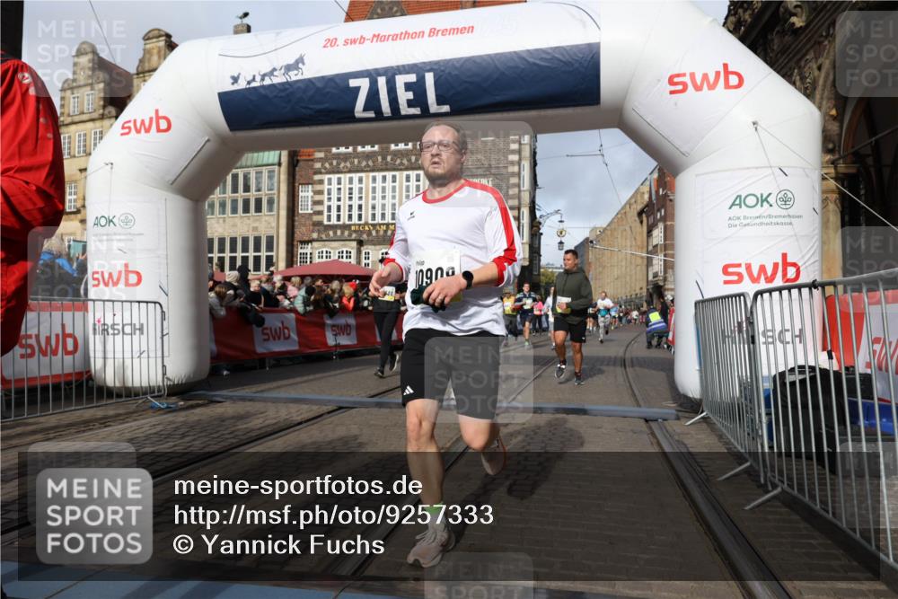 05.10.2025 - 20. swb-Marathon Bremen Yannick Fuchs http://msf.ph/oto/9257333 05.10.2025 10:55:49 Ziel 7165, 9195, 9197, 9492, 9621, 9720, 9882, 10088, 10107, 10195, 10287, 10323, 10475, 10755, 10757, 10800, 10909, 11081, 11586, 11588, 11624 meine-sportfotos.de