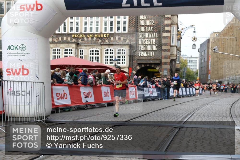 05.10.2025 - 20. swb-Marathon Bremen Yannick Fuchs http://msf.ph/oto/9257336 05.10.2025 10:47:15 Ziel 9546, 9562 meine-sportfotos.de