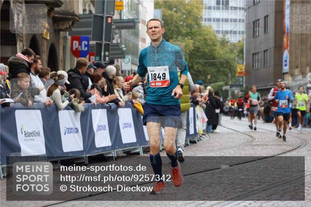 05.10.2025 - 20. swb-Marathon Bremen Strokosch-Dieckow http://msf.ph/oto/9257342 05.10.2025 12:54:52 Ziel 298, 508, 1837, 1849, 7551, 7999 meine-sportfotos.de