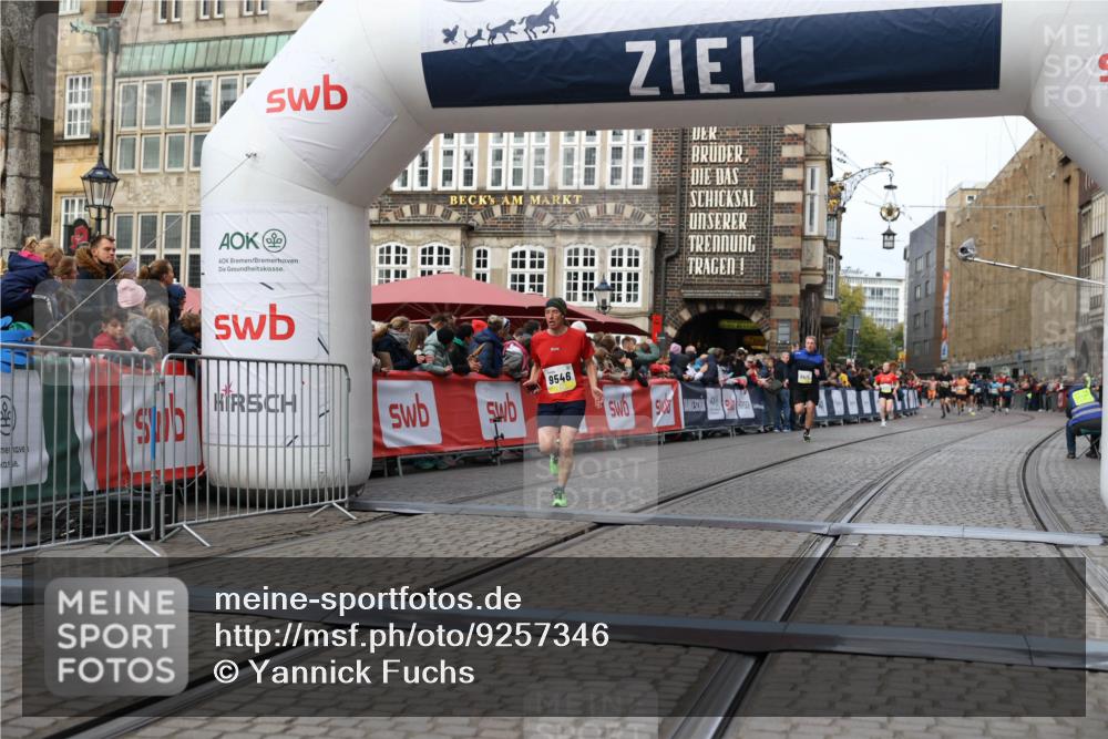 05.10.2025 - 20. swb-Marathon Bremen Yannick Fuchs http://msf.ph/oto/9257346 05.10.2025 10:47:16 Ziel 9546, 9562 meine-sportfotos.de