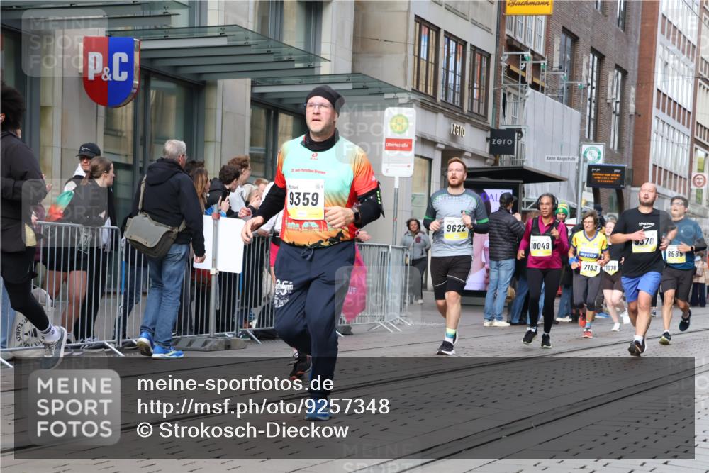 05.10.2025 - 20. swb-Marathon Bremen Strokosch-Dieckow http://msf.ph/oto/9257348 05.10.2025 10:58:20 Ziel 7163, 8585, 9346, 9359, 9370, 9430, 9433, 9472, 9529, 9540, 9622, 9714, 9766, 9820, 9913, 10049, 10055, 10261, 10263, 10285, 10408, 10513, 10527, 10560, 10561, 10591, 10679, 10871, 10936, 10988, 11078, 11290, 11291, 11483, 11651, 11700, 7163, 8585, 9346, 9359, 9370, 9430, 9433, 9472, 9529, 9540, 9622, 9714, 9766, 9820, 9913, 10049, 10055, 10261, 10263, 10285, 10408, 10513, 10527, 10560, 10561, 10591, 10679, 11290, 11483, 11651 meine-sportfotos.de