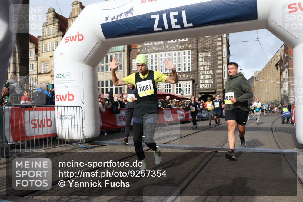 05.10.2025 - 20. swb-Marathon Bremen Yannick Fuchs http://msf.ph/oto/9257354 05.10.2025 10:55:50 Ziel 7165, 9195, 9197, 9621, 9720, 9882, 10088, 10107, 10195, 10287, 10323, 10475, 10755, 10800, 10909, 11081, 11586, 11588, 11624 meine-sportfotos.de
