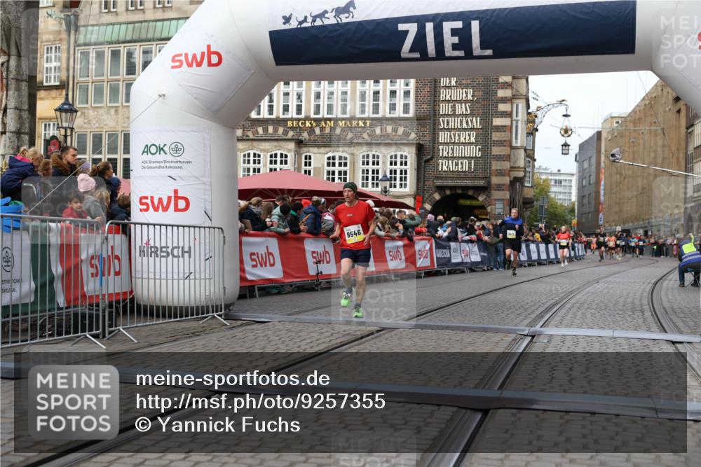 05.10.2025 - 20. swb-Marathon Bremen Yannick Fuchs http://msf.ph/oto/9257355 05.10.2025 10:47:16 Ziel 9546, 9562 meine-sportfotos.de