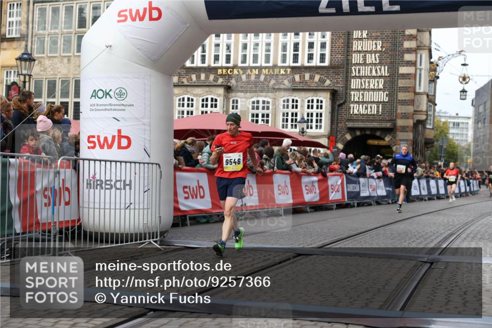 05.10.2025 - 20. swb-Marathon Bremen Yannick Fuchs http://msf.ph/oto/9257366 05.10.2025 10:47:17 Ziel 9411, 9546, 9562 meine-sportfotos.de