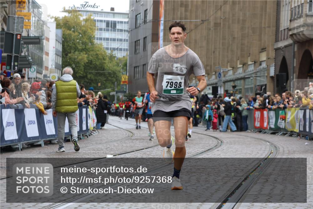 05.10.2025 - 20. swb-Marathon Bremen Strokosch-Dieckow http://msf.ph/oto/9257368 05.10.2025 12:54:53 Ziel 298, 508, 1837, 1849, 7551, 7999, 8849 meine-sportfotos.de