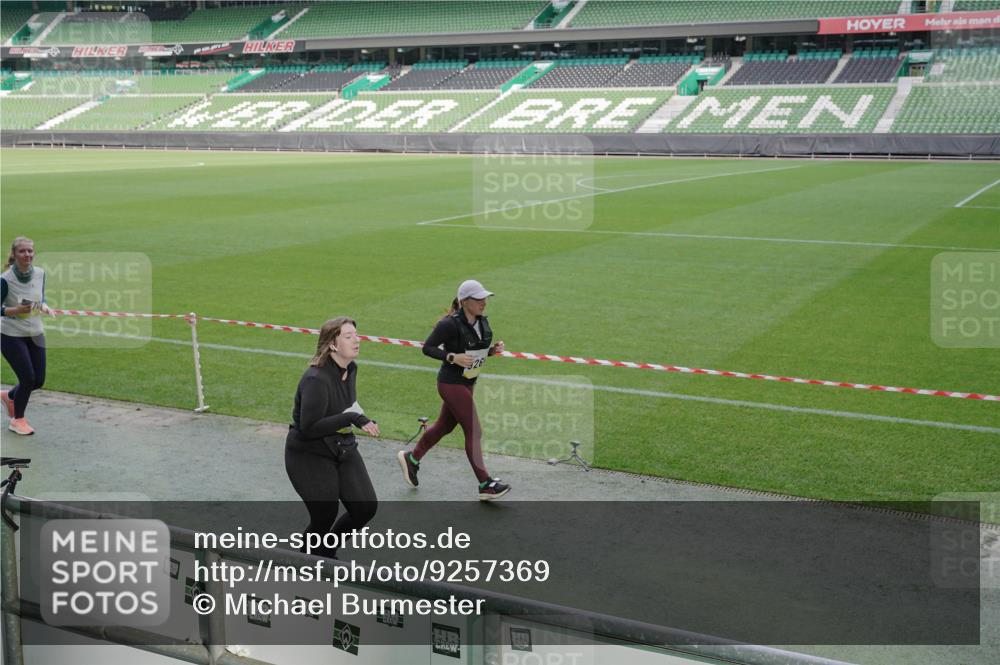 05.10.2025 - 20. swb-Marathon Bremen Michael Burmester http://msf.ph/oto/9257369 05.10.2025 10:45:02 Laufen im Stadion 7007, 7109, 7110, 8476, 9012, 9242, 9264, 9303, 9342, 9441, 9479, 9567, 9572, 9631, 9667, 9756, 9767, 9768, 9899, 9948, 9970, 10000, 10114, 10115, 10190, 10273, 10282, 10292, 10339, 10340, 10379, 10622, 10647, 10665, 10671, 10752, 10808, 10842, 10846, 10957, 10984, 11060, 11072, 11085, 11117, 11118, 11139, 11264, 11293, 11367, 11375, 11378, 11385, 11407, 11448, 11541, 11544, 11557, 11568, 11635, 8844, 9373, 9374, 9453, 10355, 10364, 11252, 11318, 11560 meine-sportfotos.de