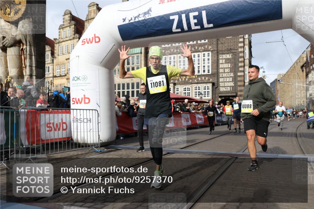 05.10.2025 - 20. swb-Marathon Bremen Yannick Fuchs http://msf.ph/oto/9257370 05.10.2025 10:55:50 Ziel 7165, 9195, 9197, 9621, 9720, 9882, 10088, 10107, 10195, 10287, 10323, 10475, 10755, 10800, 10909, 11081, 11586, 11588, 11624 meine-sportfotos.de