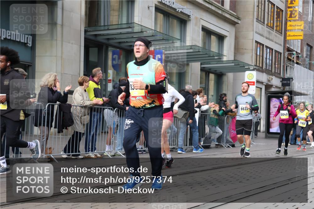 05.10.2025 - 20. swb-Marathon Bremen Strokosch-Dieckow http://msf.ph/oto/9257374 05.10.2025 10:58:21 Ziel 7163, 8585, 9346, 9349, 9359, 9370, 9430, 9472, 9529, 9540, 9622, 9714, 9766, 9820, 9913, 10049, 10055, 10080, 10261, 10263, 10285, 10408, 10513, 10527, 10560, 10561, 10591, 10679, 10871, 10936, 10988, 11078, 11290, 11483, 11651, 7163, 8585, 9346, 9349, 9359, 9370, 9430, 9472, 9529, 9540, 9622, 9714, 9766, 9820, 9913, 10049, 10055, 10080, 10261, 10263, 10285, 10408, 10513, 10527, 10560, 10561, 10591, 10679, 11290, 11483, 11651 meine-sportfotos.de