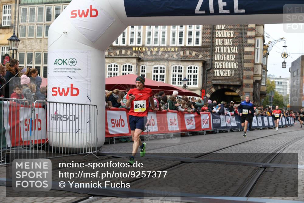 05.10.2025 - 20. swb-Marathon Bremen Yannick Fuchs http://msf.ph/oto/9257377 05.10.2025 10:47:17 Ziel 9411, 9546, 9562 meine-sportfotos.de