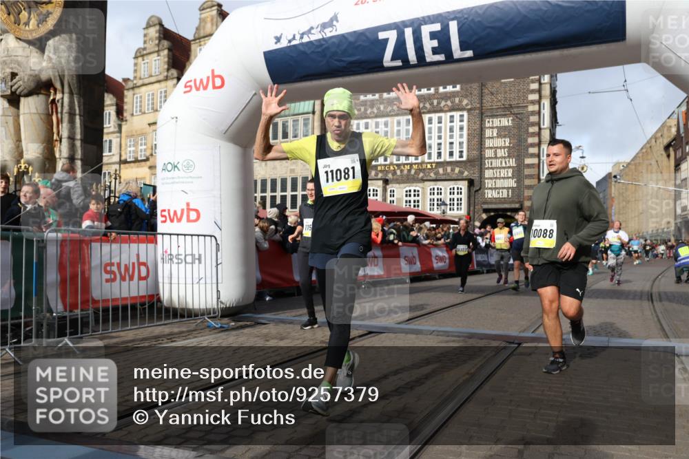 05.10.2025 - 20. swb-Marathon Bremen Yannick Fuchs http://msf.ph/oto/9257379 05.10.2025 10:55:50 Ziel 7165, 9195, 9197, 9621, 9720, 9882, 10088, 10107, 10195, 10287, 10323, 10475, 10755, 10800, 10909, 11081, 11586, 11588, 11624 meine-sportfotos.de