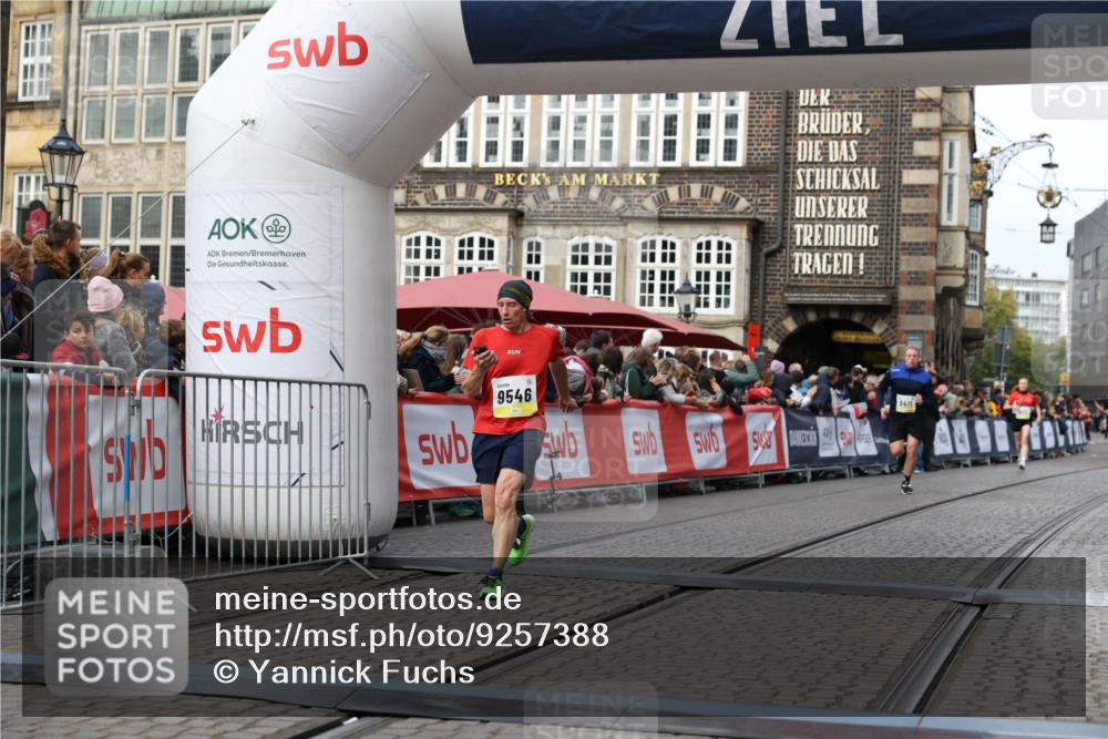 05.10.2025 - 20. swb-Marathon Bremen Yannick Fuchs http://msf.ph/oto/9257388 05.10.2025 10:47:17 Ziel 9411, 9546, 9562 meine-sportfotos.de