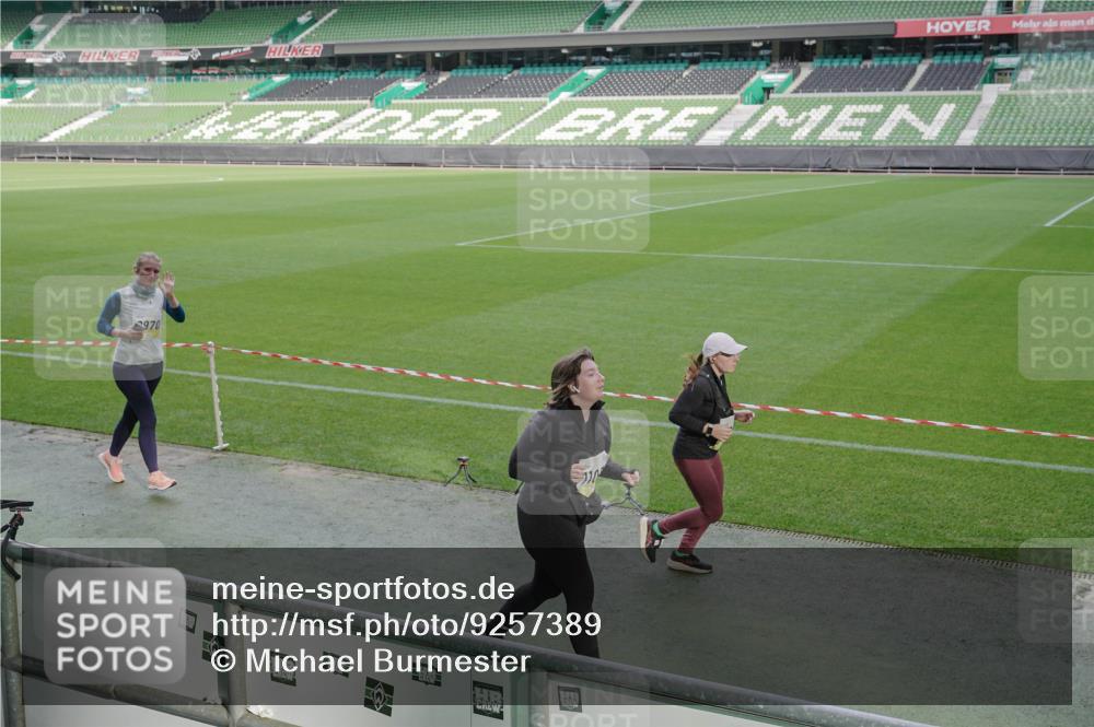 05.10.2025 - 20. swb-Marathon Bremen Michael Burmester http://msf.ph/oto/9257389 05.10.2025 10:45:03 Laufen im Stadion 7007, 7109, 7110, 8476, 9012, 9242, 9264, 9303, 9342, 9441, 9479, 9567, 9572, 9631, 9667, 9756, 9767, 9768, 9899, 9948, 9970, 10000, 10114, 10115, 10190, 10273, 10282, 10292, 10339, 10340, 10379, 10622, 10647, 10665, 10671, 10752, 10808, 10842, 10846, 10957, 10984, 11060, 11072, 11085, 11117, 11118, 11139, 11264, 11293, 11367, 11375, 11378, 11385, 11407, 11448, 11541, 11544, 11557, 11568, 11635, 8844, 9453, 10355, 10364, 11252, 11318, 11560 meine-sportfotos.de