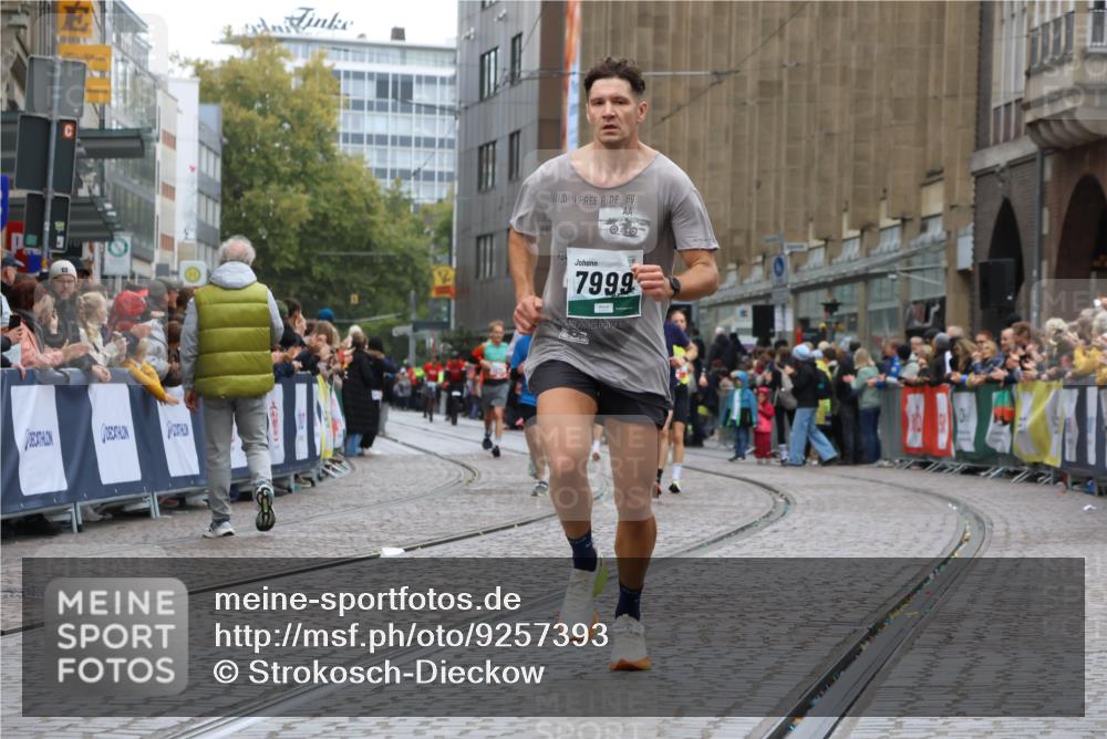 05.10.2025 - 20. swb-Marathon Bremen Strokosch-Dieckow http://msf.ph/oto/9257393 05.10.2025 12:54:54 Ziel 298, 508, 1849, 7551, 7999, 8849 meine-sportfotos.de