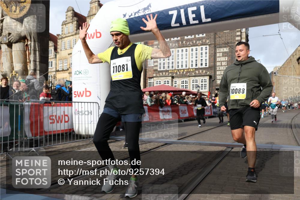 05.10.2025 - 20. swb-Marathon Bremen Yannick Fuchs http://msf.ph/oto/9257394 05.10.2025 10:55:50 Ziel 7165, 9195, 9197, 9621, 9720, 9882, 10088, 10107, 10195, 10287, 10323, 10475, 10755, 10800, 10909, 11081, 11586, 11588, 11624 meine-sportfotos.de
