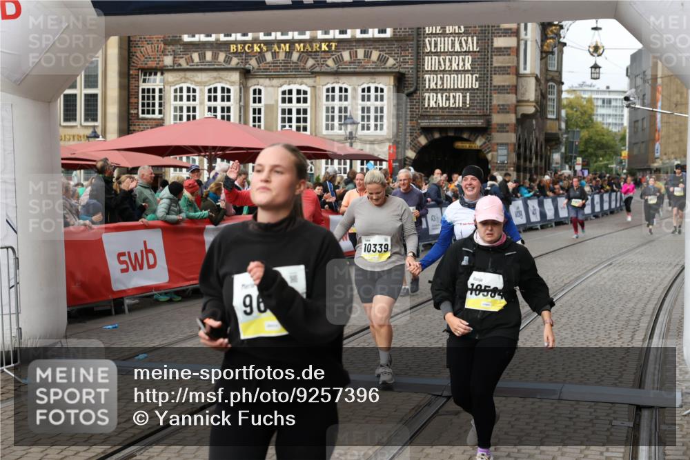 05.10.2025 - 20. swb-Marathon Bremen Yannick Fuchs http://msf.ph/oto/9257396 05.10.2025 11:16:21 Ziel 7109, 7110, 9640, 9679, 10220, 10339, 10340, 10564, 10635, 11247, 11331, 11378 meine-sportfotos.de