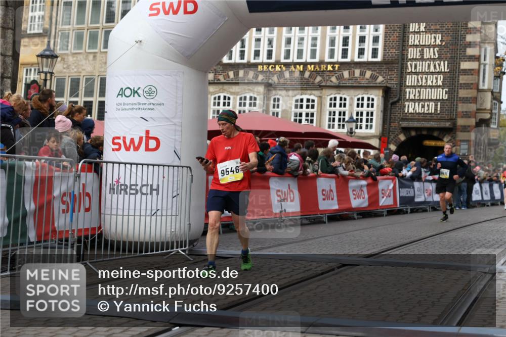 05.10.2025 - 20. swb-Marathon Bremen Yannick Fuchs http://msf.ph/oto/9257400 05.10.2025 10:47:17 Ziel 9411, 9546, 9562 meine-sportfotos.de