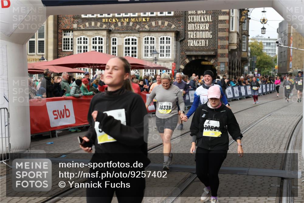 05.10.2025 - 20. swb-Marathon Bremen Yannick Fuchs http://msf.ph/oto/9257402 05.10.2025 11:16:21 Ziel 7109, 7110, 9640, 9679, 10220, 10339, 10340, 10564, 10635, 11247, 11331, 11378 meine-sportfotos.de