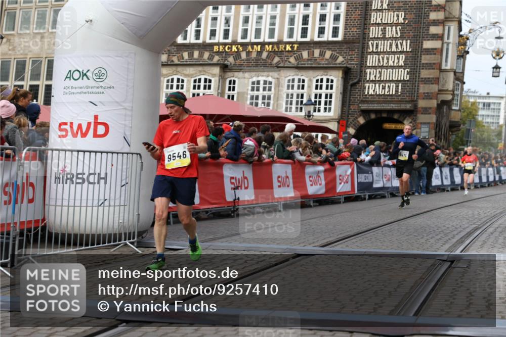 05.10.2025 - 20. swb-Marathon Bremen Yannick Fuchs http://msf.ph/oto/9257410 05.10.2025 10:47:17 Ziel 9411, 9546, 9562 meine-sportfotos.de