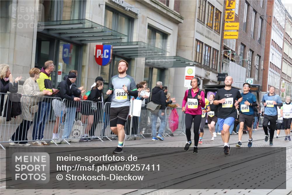 05.10.2025 - 20. swb-Marathon Bremen Strokosch-Dieckow http://msf.ph/oto/9257411 05.10.2025 10:58:22 Ziel 7163, 8585, 9346, 9349, 9359, 9370, 9430, 9472, 9529, 9540, 9622, 9714, 9766, 9913, 10049, 10055, 10080, 10261, 10263, 10285, 10408, 10513, 10527, 10560, 10561, 10591, 10679, 10871, 10936, 10988, 11078, 11290, 11483, 11651, 7163, 8585, 9346, 9349, 9359, 9370, 9430, 9472, 9529, 9540, 9622, 9714, 9766, 9913, 10049, 10055, 10080, 10261, 10263, 10285, 10408, 10513, 10527, 10560, 10561, 10591, 10679, 11290, 11483, 11651 meine-sportfotos.de