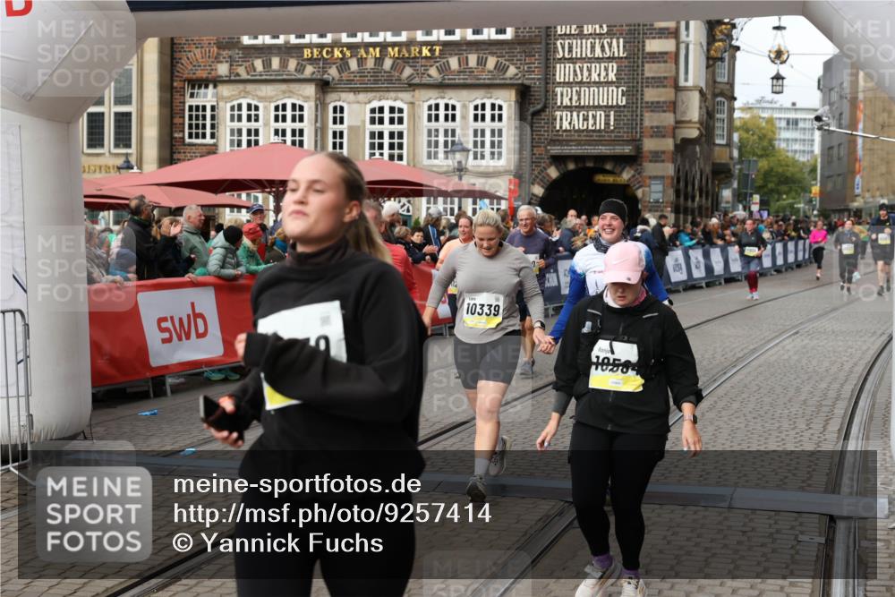 05.10.2025 - 20. swb-Marathon Bremen Yannick Fuchs http://msf.ph/oto/9257414 05.10.2025 11:16:21 Ziel 7109, 7110, 9640, 9679, 10220, 10339, 10340, 10564, 10635, 11247, 11331, 11378 meine-sportfotos.de
