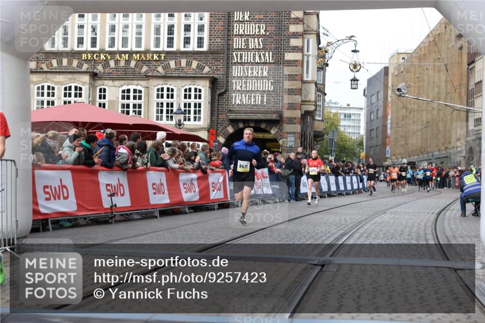 05.10.2025 - 20. swb-Marathon Bremen Yannick Fuchs http://msf.ph/oto/9257423 05.10.2025 10:47:18 Ziel 9411, 9546, 9562 meine-sportfotos.de