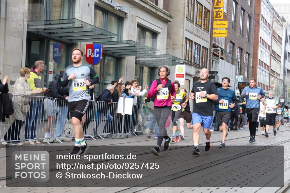 05.10.2025 - 20. swb-Marathon Bremen Strokosch-Dieckow http://msf.ph/oto/9257425 05.10.2025 10:58:22 Ziel 7163, 8585, 9346, 9349, 9359, 9370, 9430, 9472, 9529, 9540, 9622, 9714, 9766, 9913, 10049, 10055, 10080, 10261, 10263, 10285, 10408, 10513, 10527, 10560, 10561, 10591, 10679, 10871, 10936, 10988, 11078, 11290, 11483, 11651, 7163, 8585, 9346, 9349, 9359, 9370, 9430, 9472, 9529, 9540, 9622, 9714, 9766, 9913, 10049, 10055, 10080, 10261, 10263, 10285, 10408, 10513, 10527, 10560, 10561, 10591, 10679, 11290, 11483, 11651 meine-sportfotos.de