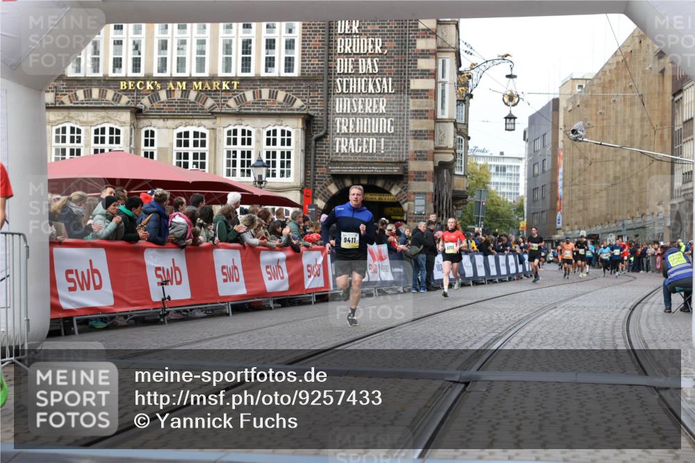 05.10.2025 - 20. swb-Marathon Bremen Yannick Fuchs http://msf.ph/oto/9257433 05.10.2025 10:47:18 Ziel 9411, 9546, 9562 meine-sportfotos.de