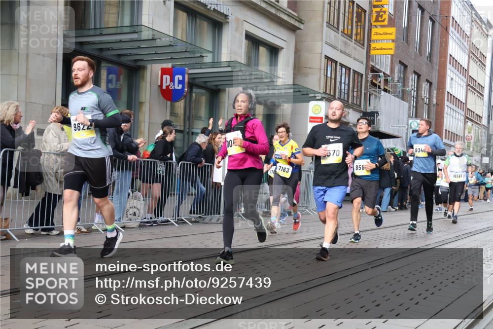 05.10.2025 - 20. swb-Marathon Bremen Strokosch-Dieckow http://msf.ph/oto/9257439 05.10.2025 10:58:23 Ziel 7163, 8585, 9346, 9349, 9359, 9370, 9430, 9472, 9518, 9529, 9540, 9542, 9622, 9714, 9766, 9913, 10049, 10055, 10080, 10261, 10263, 10285, 10408, 10513, 10527, 10560, 10561, 10591, 10679, 10871, 10936, 10988, 11078, 11290, 11483, 11612, 11651, 7163, 8585, 9346, 9349, 9359, 9370, 9430, 9472, 9518, 9529, 9540, 9542, 9622, 9714, 9766, 9913, 10049, 10055, 10080, 10261, 10263, 10285, 10408, 10513, 10527, 10560, 10561, 10591, 10679, 11290, 11483, 11612, 11651 meine-sportfotos.de